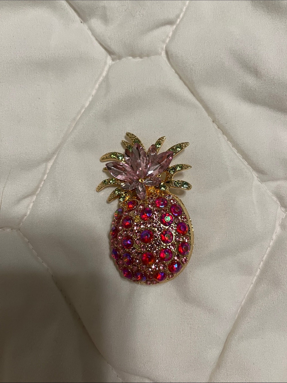 New Sparkle Crystal Pineapple Pin Broach - Picture 2 of 5